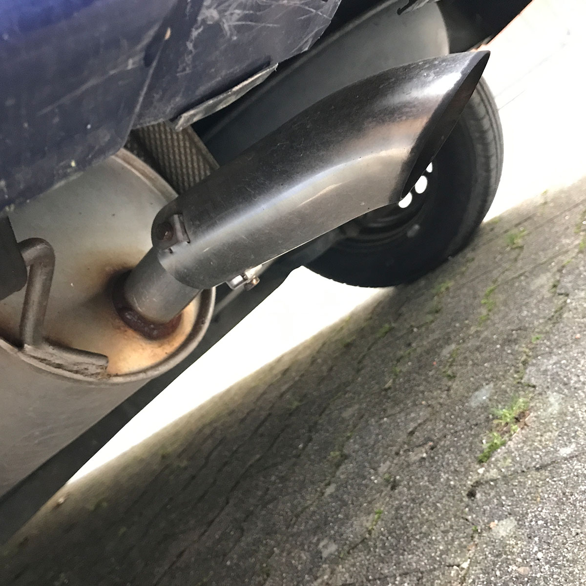 Das Endrohr zum Anschrauben aus der Nähe. Im Hintergrund sieht man den Gastank