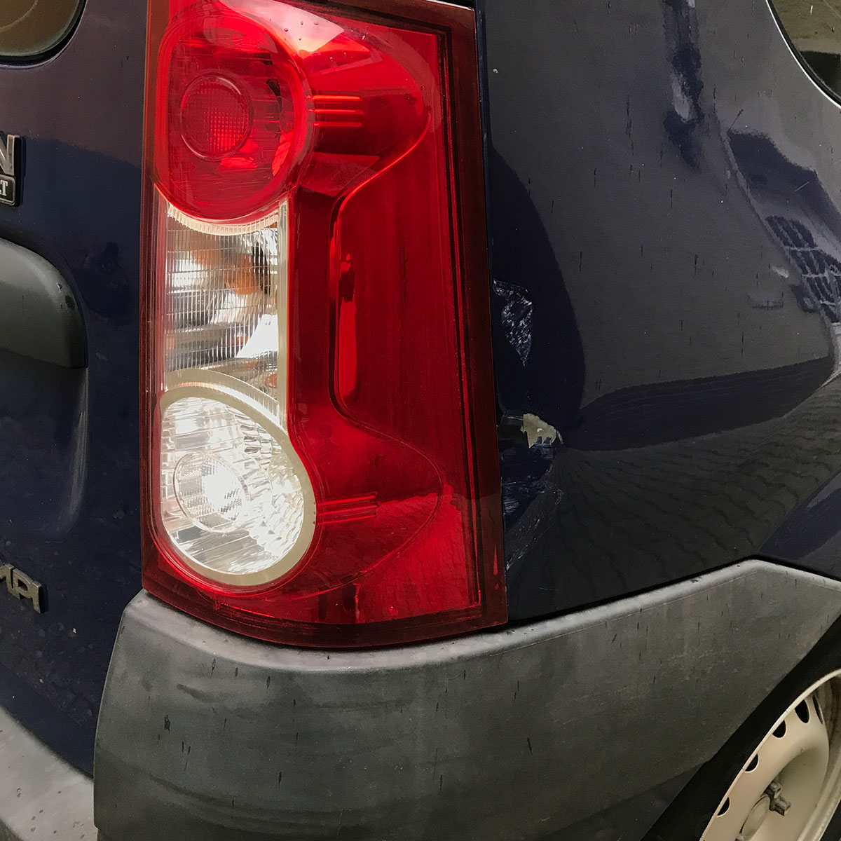 Das war der wirtschaftliche Totalschaden, natürlich wurde die Rückleuchte komplett ersetzt