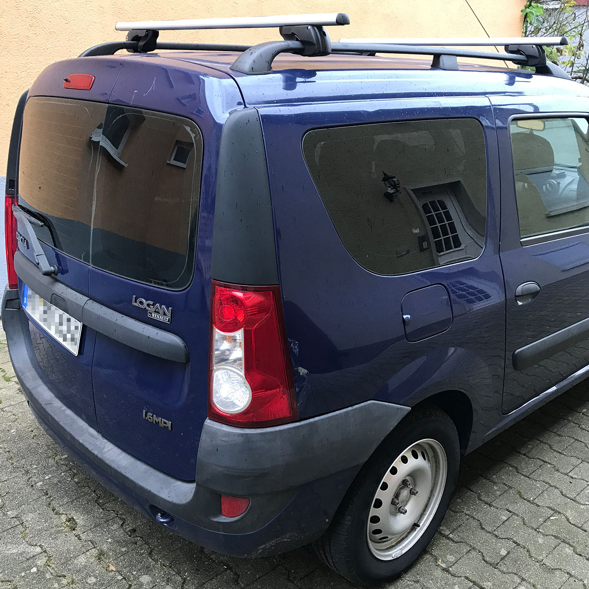 Getönte Scheiben hinten in Fahrtrichtung rechts. Auch im Bild: Die lackierten Stahlfelgen und der Dachträger.