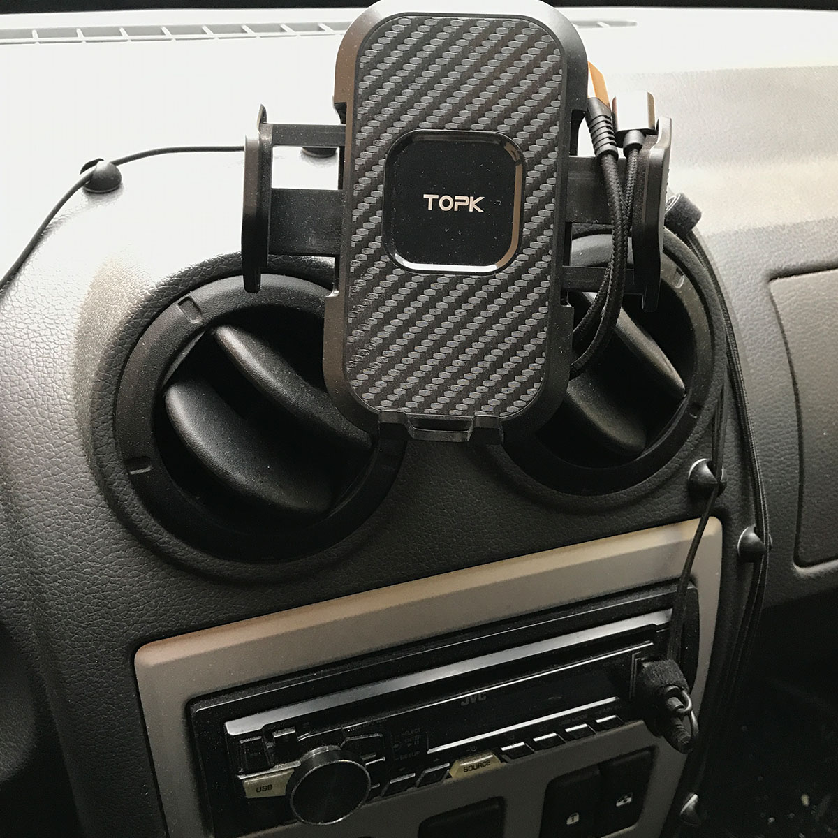 Smartphonehalterung mit Lademöglichkeiten und JVC-DIN-Schacht-Radio