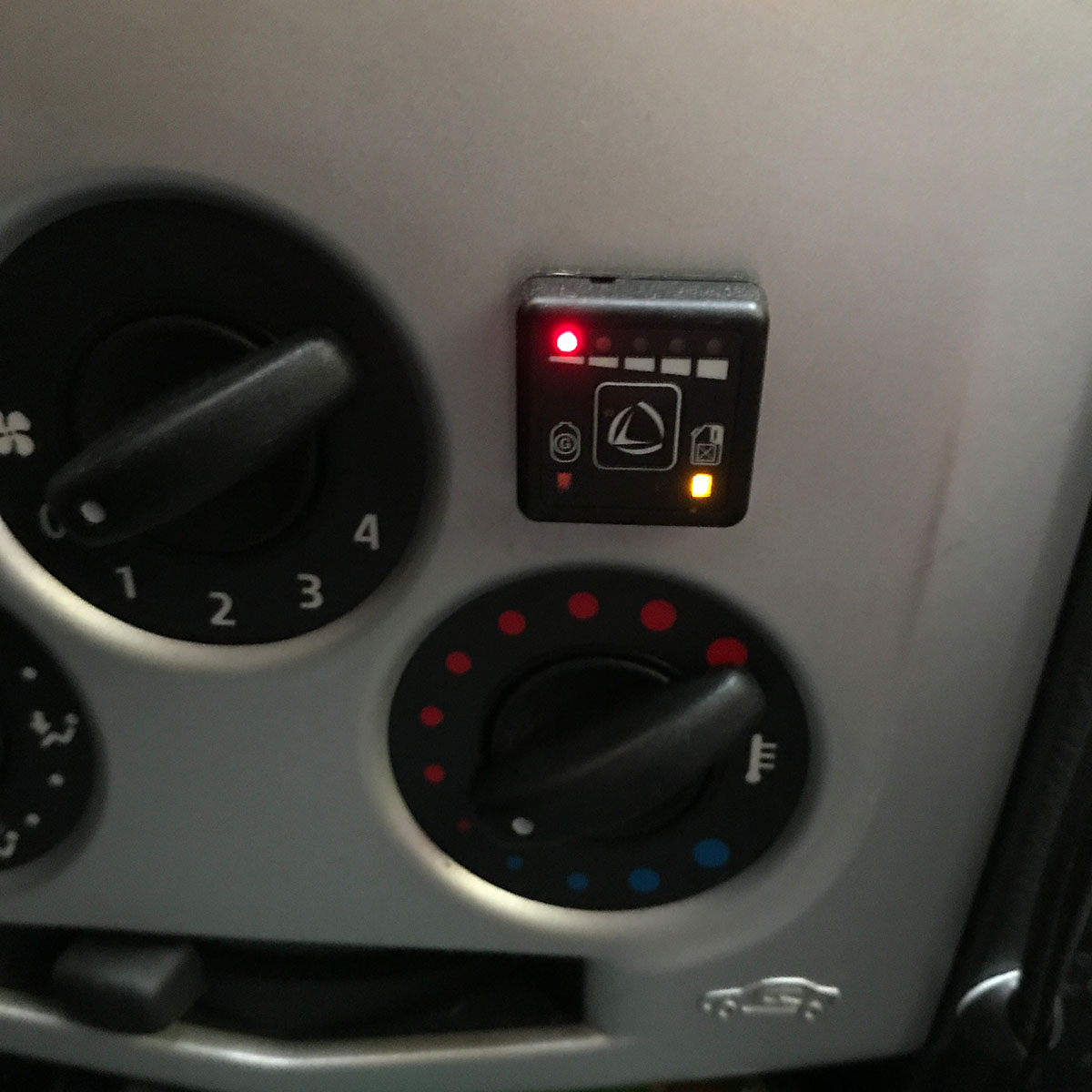 Das Schätzeisen von LandiRenzo. Die rote LED leuchtet schon nach ca. 100km und danach kann man locker noch 300km mehr fahren bis leer ist.