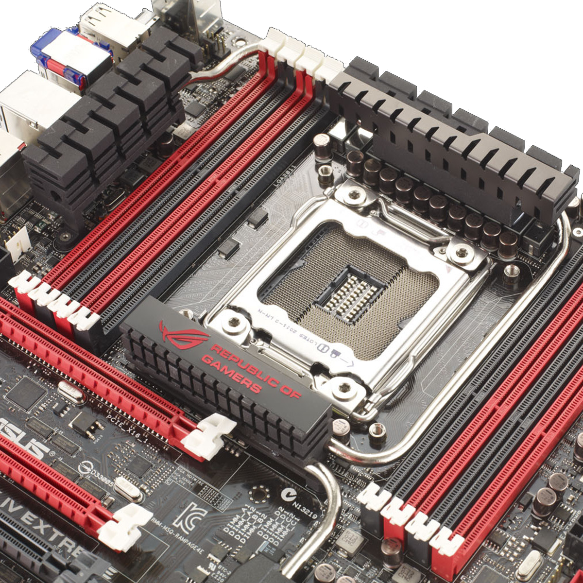 Details - Sockel LGA 2011, VRM-Kühlung und RAM-Slots (Bild: bit-tech)