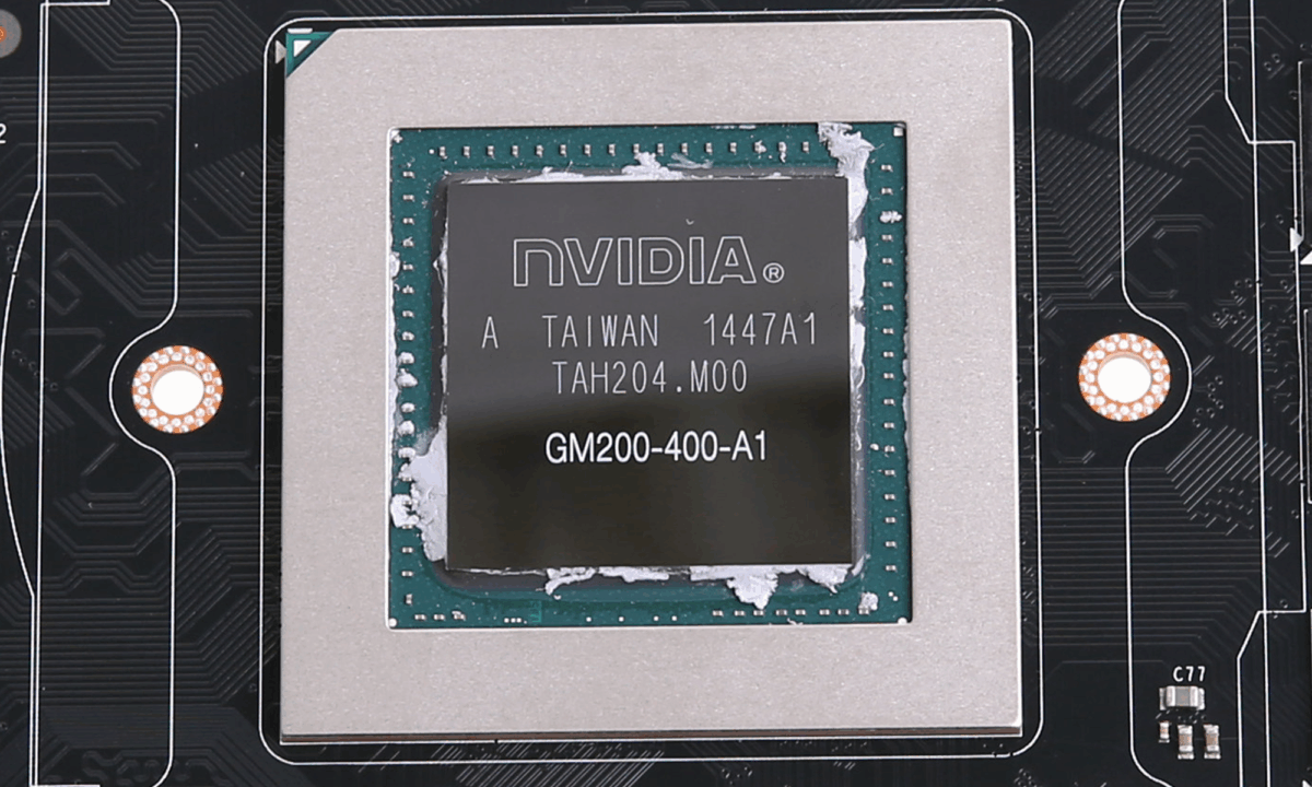 Das riesige Die samt Träger, 601 mm² (Bild: Computerbase)