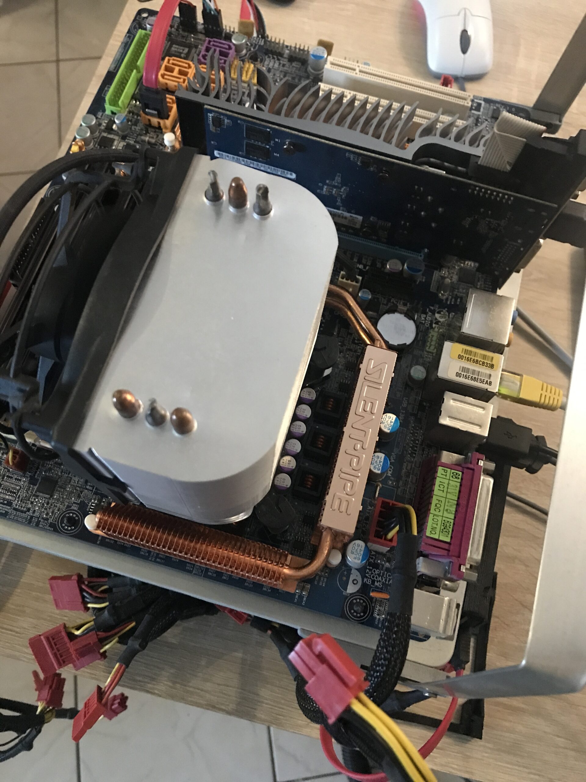 Die Passivkühlung der VRMS, North- und Southbridge ist gut gelöst