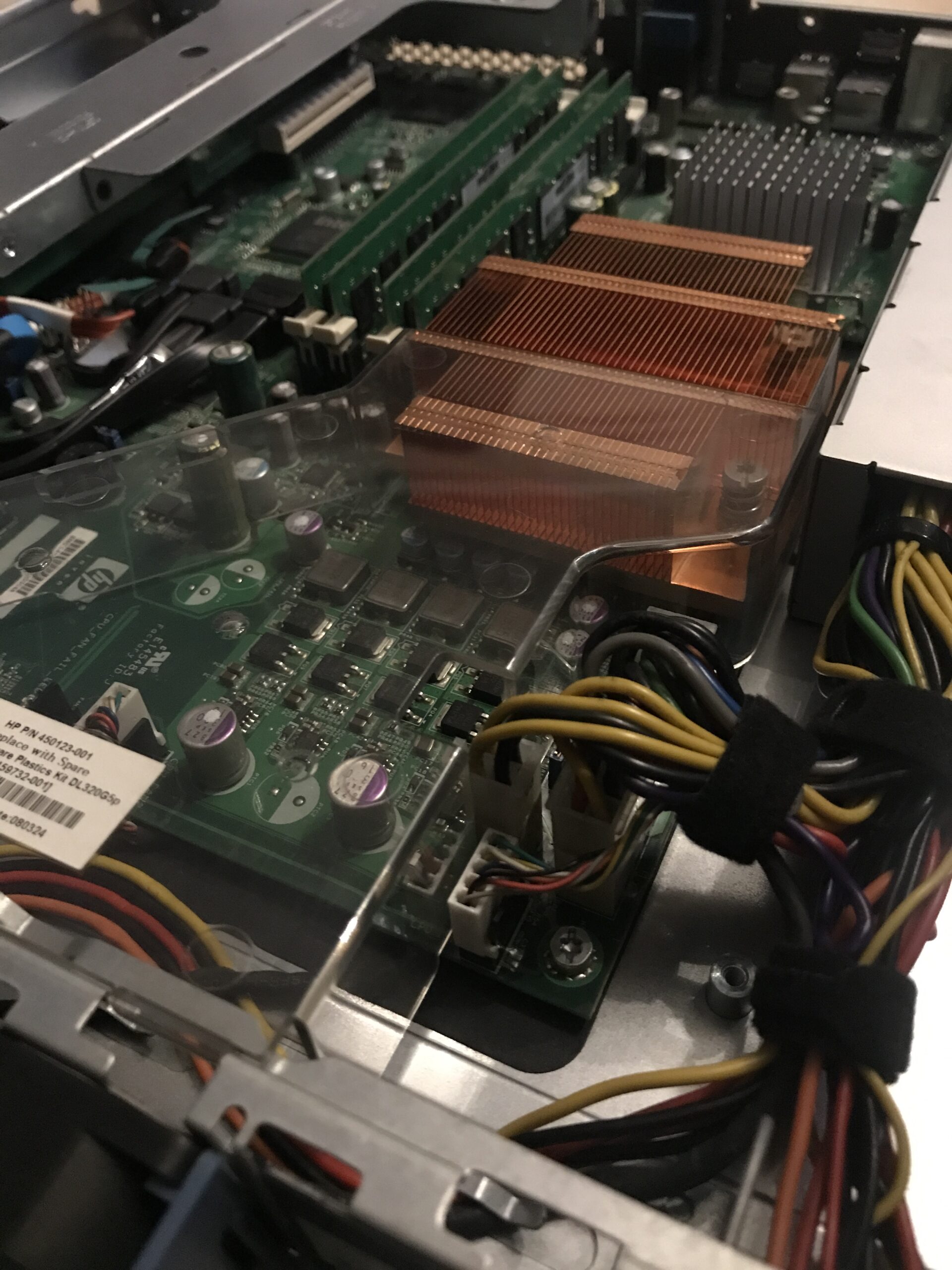 Detailansicht CPU Kühler und VRMs