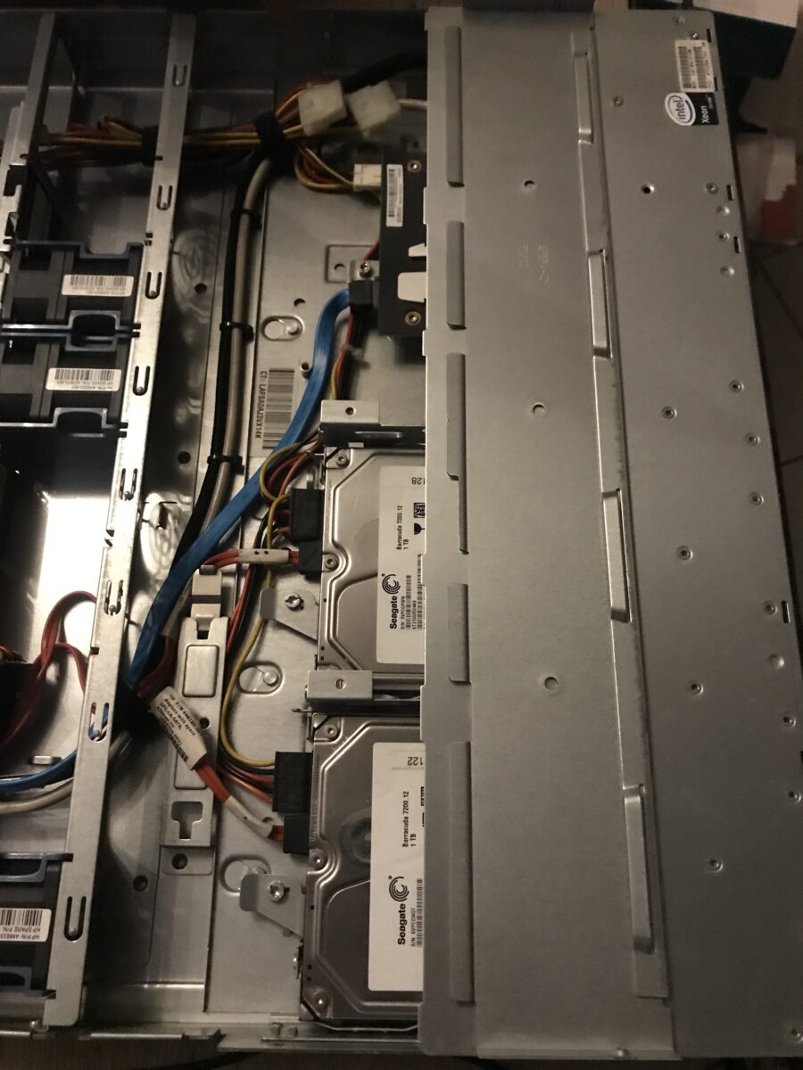 Zwei 3.5" Festplatten in den vorderen Einschüben