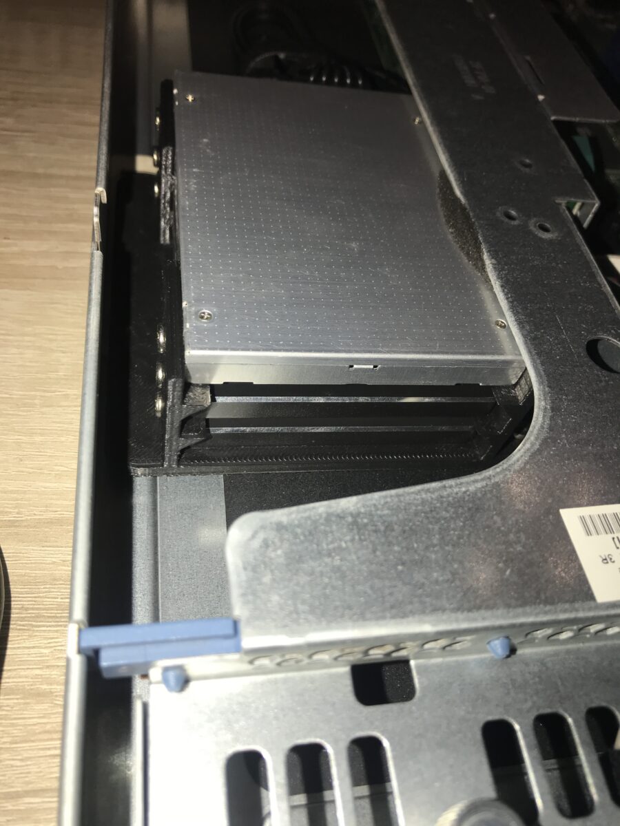 Drei 2.5" SSDs in gedruckter Halterung im Luftstrom