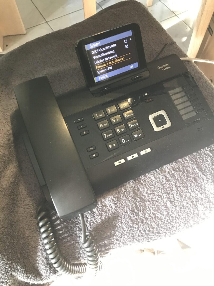 Menü -> Einstellungen -> System -> Firmware aktualisieren