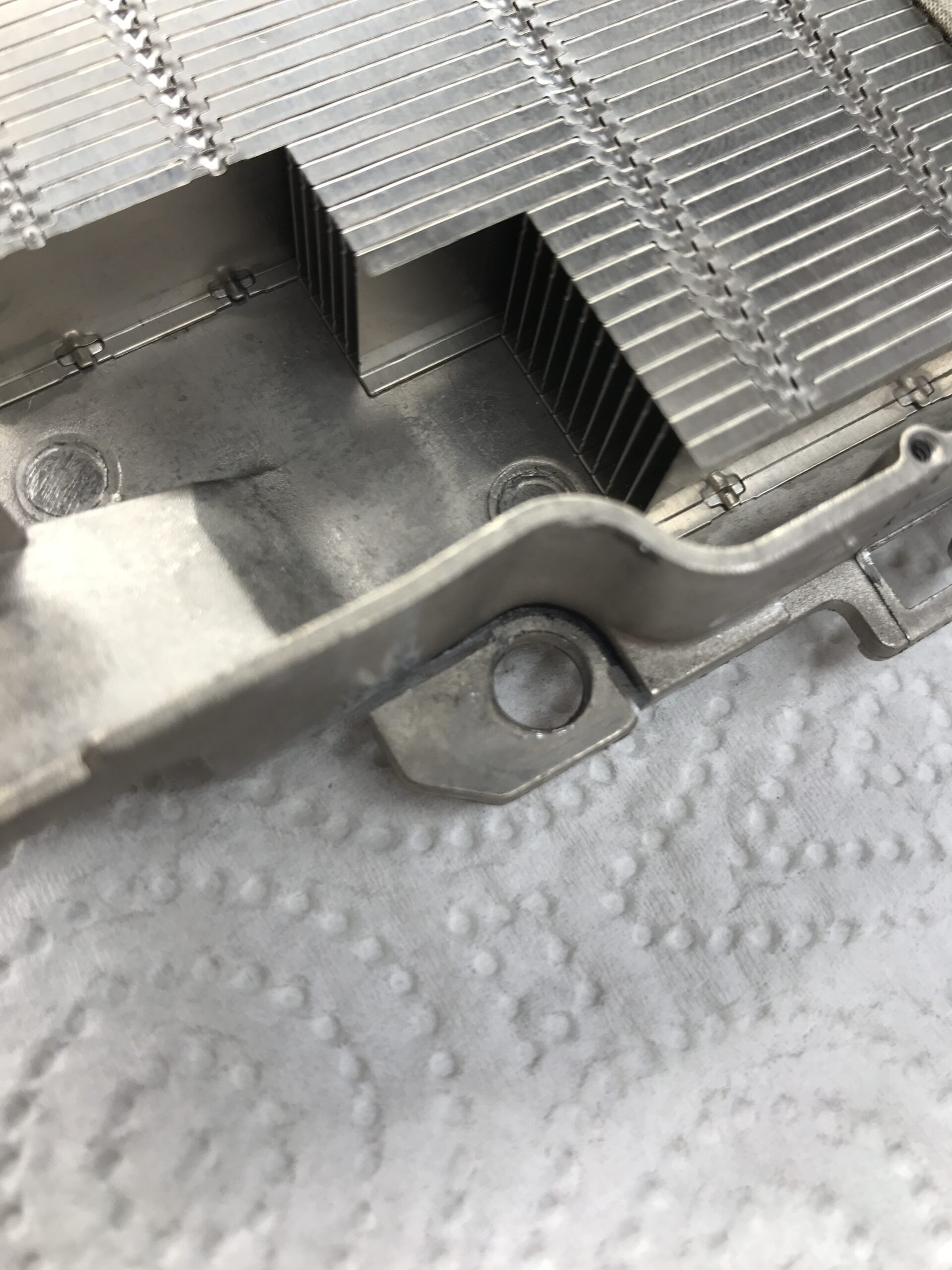 Mit einer kleinen Metallhandsäge angesägt
